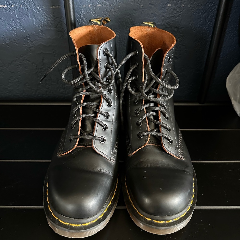 DR. MARTEN MENS 1460 SMOOTH LEATHER LACE UP BOOTS Made in England